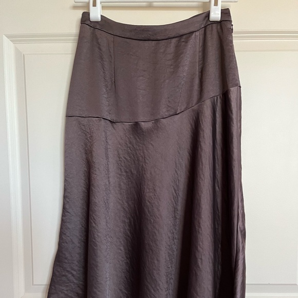 Dresses & Skirts - NWOT casual yet sophisticated midi slip skirt